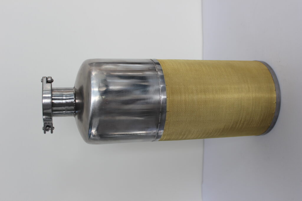 Le filtre avec une connexion d'une maille en laiton avec une feuille d'acier inoxydable